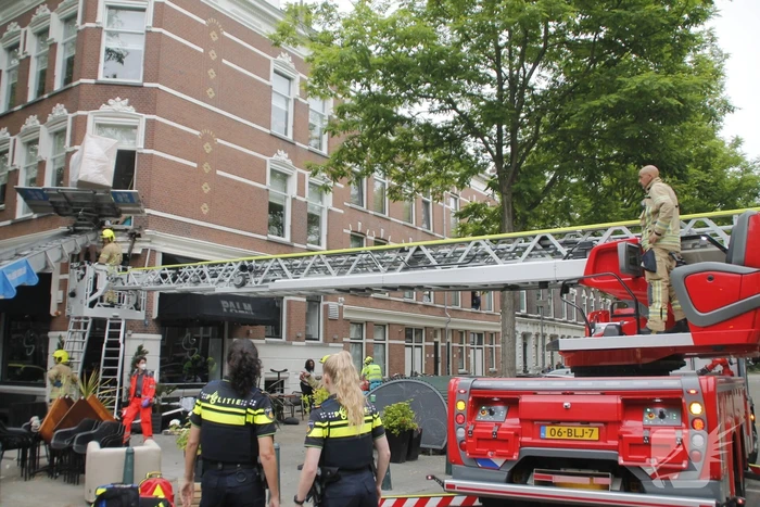 Man bekneld tussen gevel en verhuislift