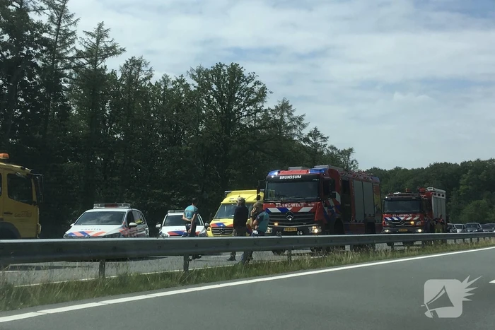 Bestelbus met aanhanger belandt op zijn kant