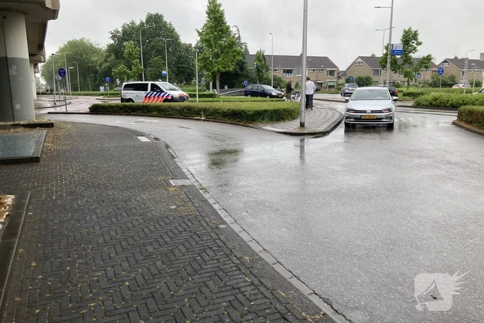 Fietser gewond bij botsing met auto op rotonde