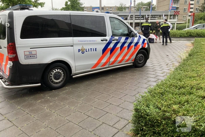 Fietser gewond bij botsing met auto op rotonde