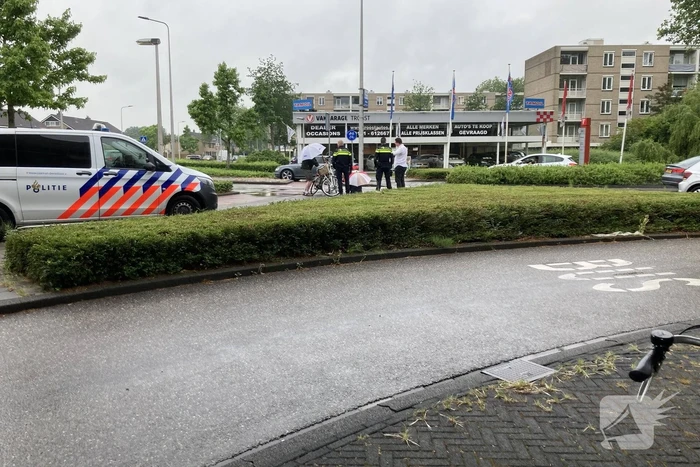 Fietser gewond bij botsing met auto op rotonde
