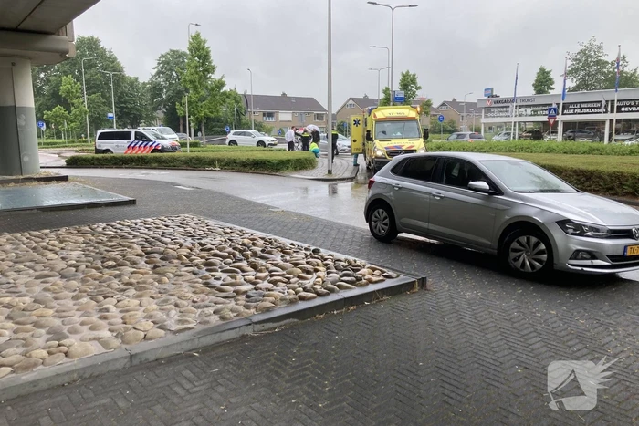 Fietser gewond bij botsing met auto op rotonde