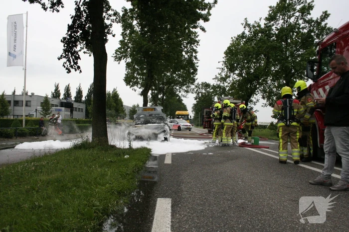 Auto verwoest door uitslaande brand