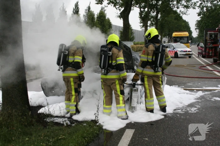 Auto verwoest door uitslaande brand