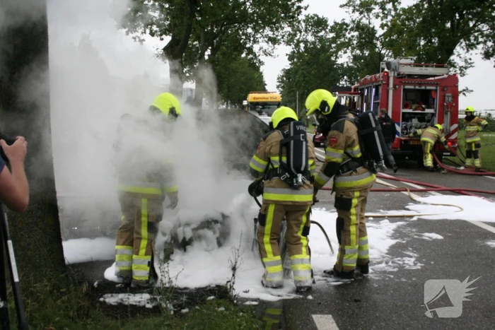 Auto verwoest door uitslaande brand