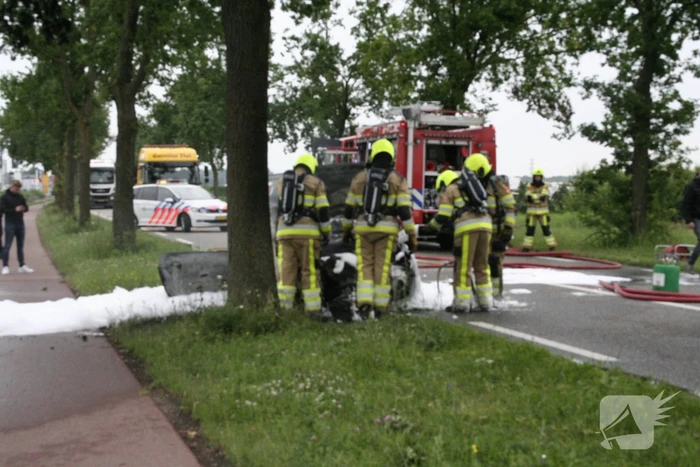 Auto verwoest door uitslaande brand