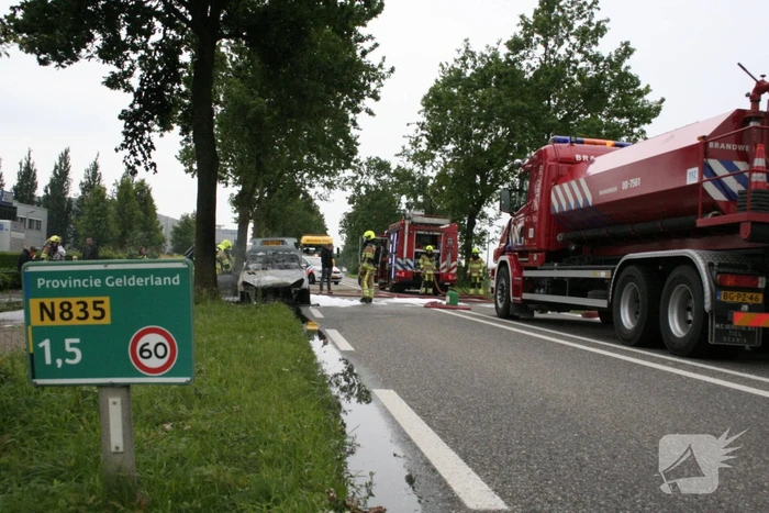 Auto verwoest door uitslaande brand