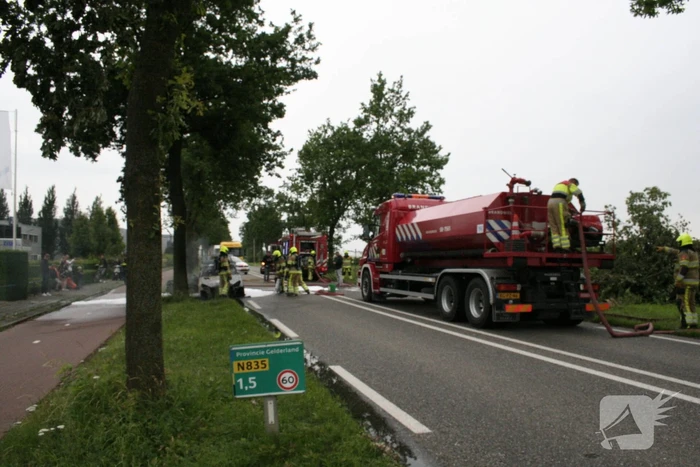 Auto verwoest door uitslaande brand