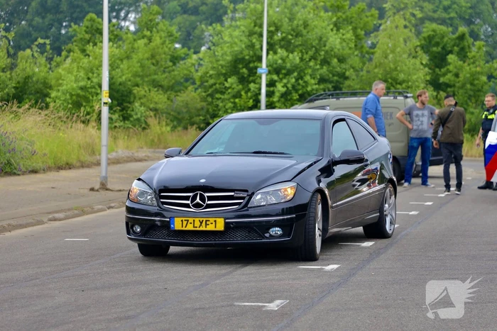 Auto botst achterop bestelwagen