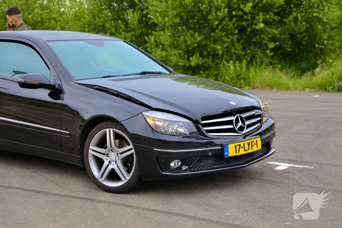 Auto botst achterop bestelwagen