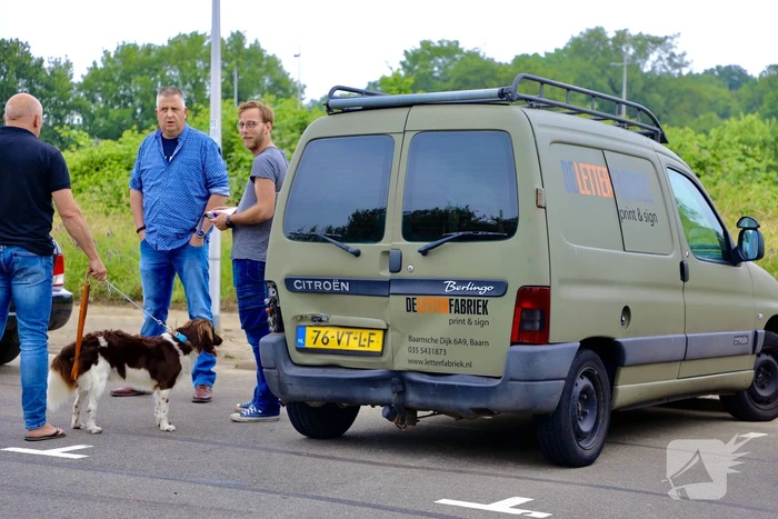 Auto botst achterop bestelwagen