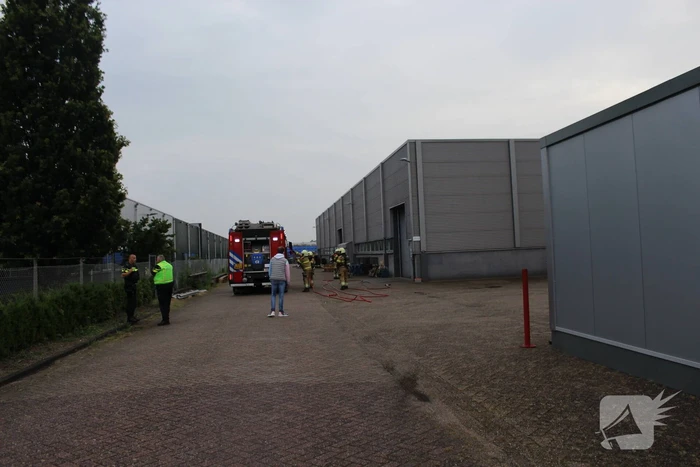 Bedrijfspand vol rook door brand