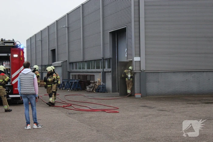 Bedrijfspand vol rook door brand