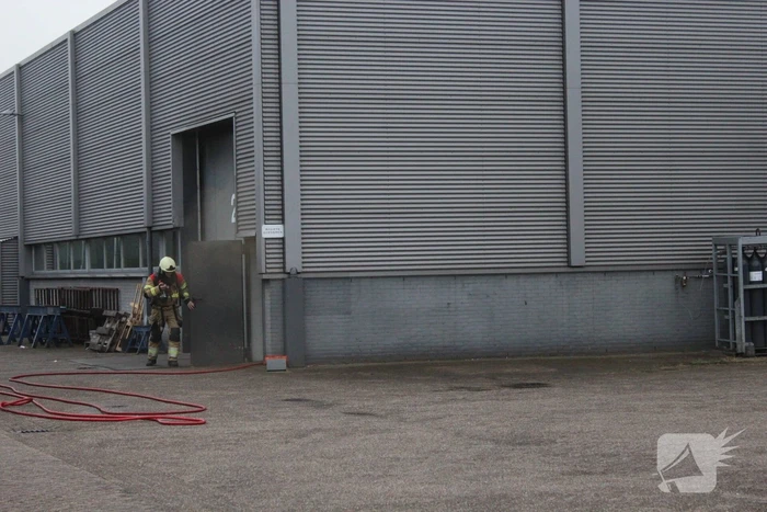 Bedrijfspand vol rook door brand