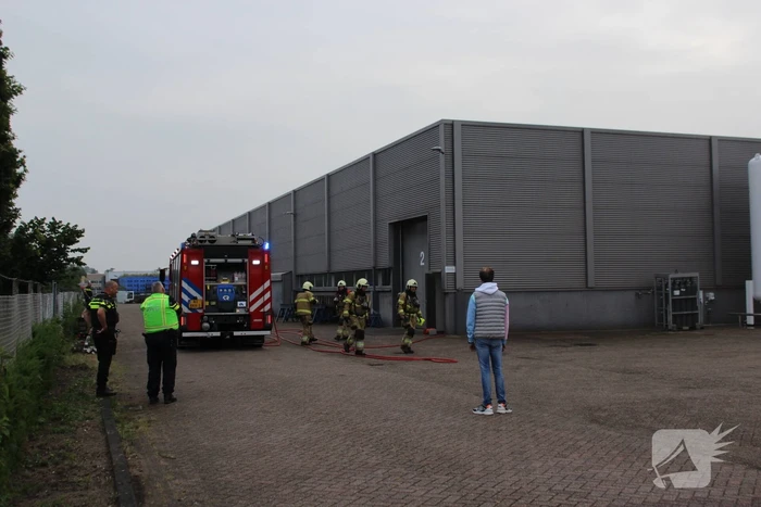 Bedrijfspand vol rook door brand