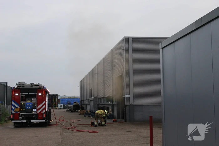 Bedrijfspand vol rook door brand