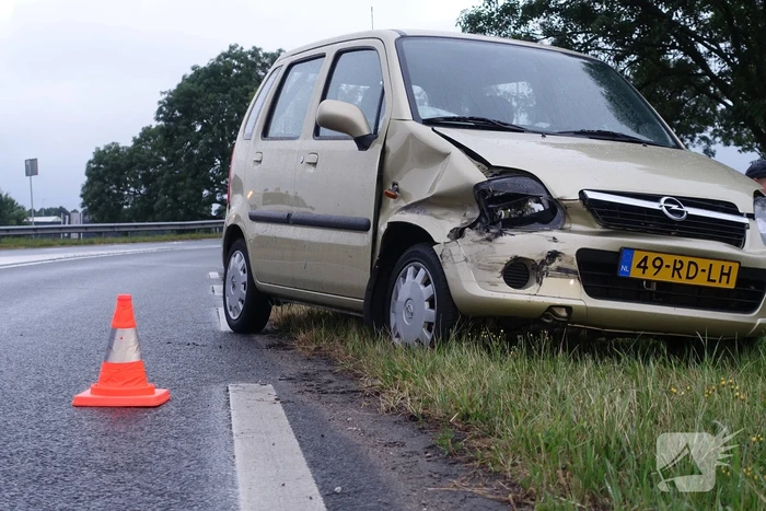 Automobilist rijdt tegen vangrail