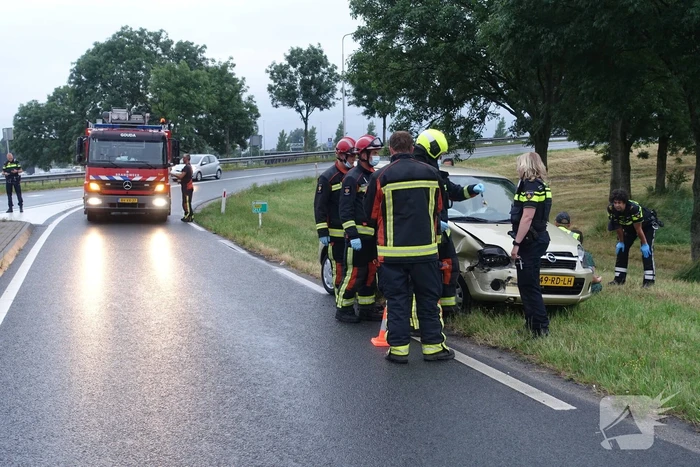 Automobilist rijdt tegen vangrail