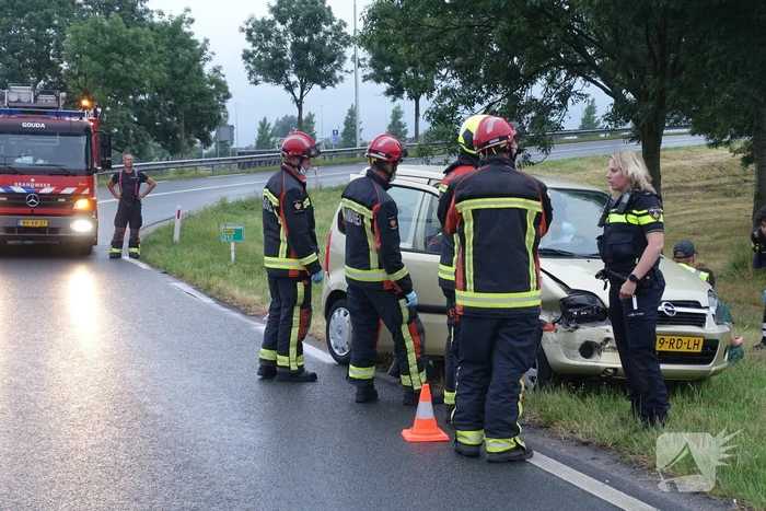Automobilist rijdt tegen vangrail