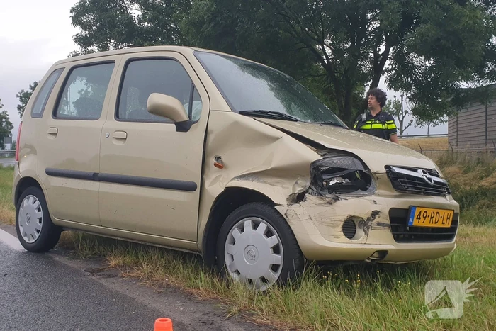 Automobilist rijdt tegen vangrail