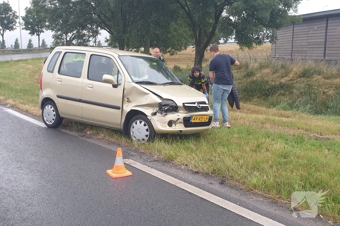 Automobilist rijdt tegen vangrail