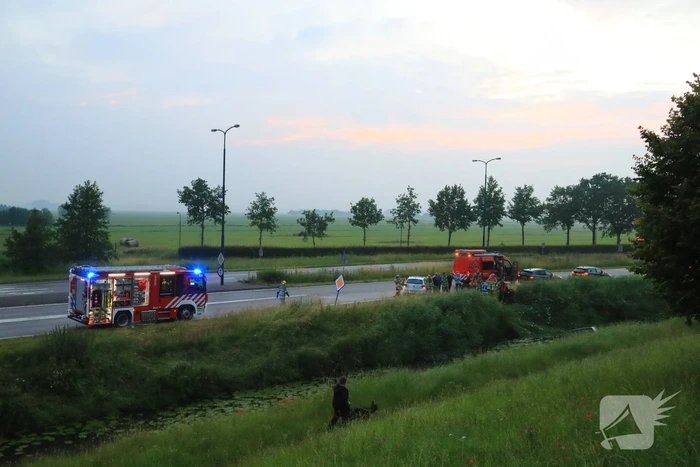 Persoon gered uit te water geraakte auto