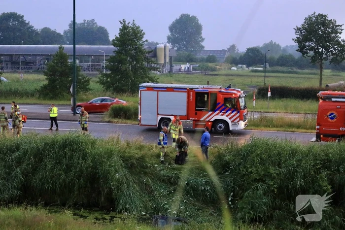 Persoon gered uit te water geraakte auto