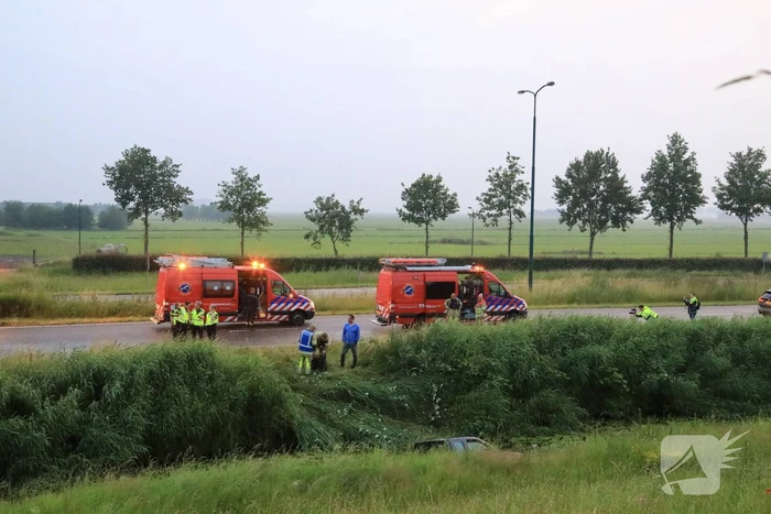 Persoon gered uit te water geraakte auto