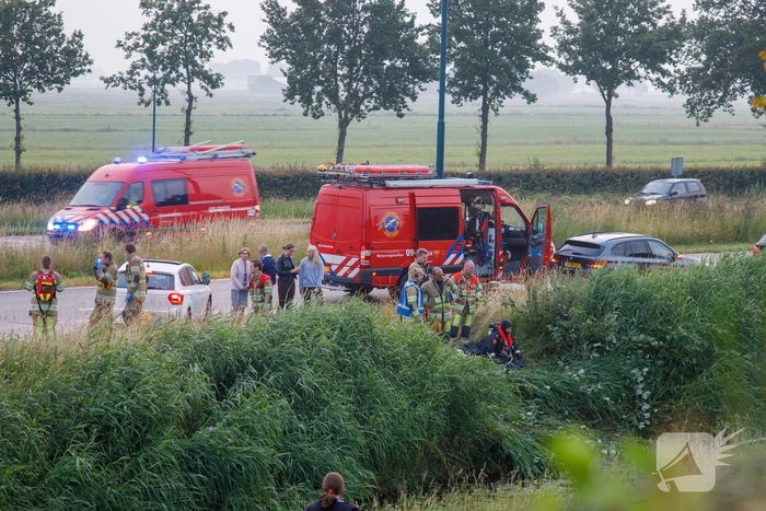 Persoon gered uit te water geraakte auto