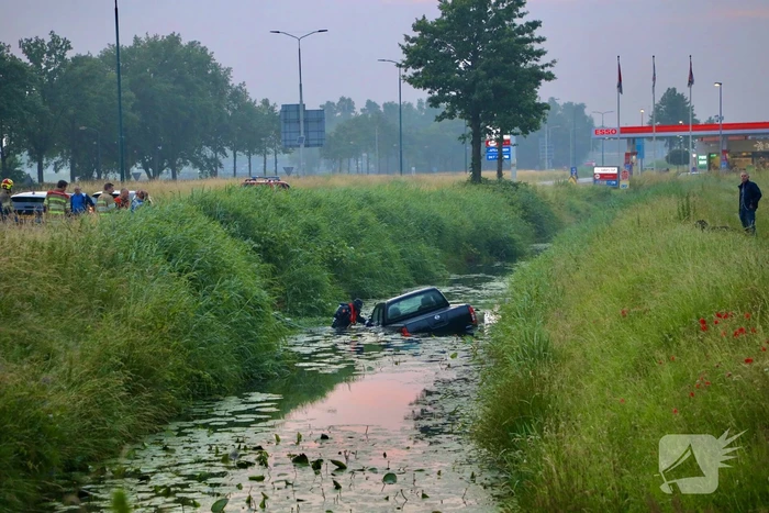 Persoon gered uit te water geraakte auto