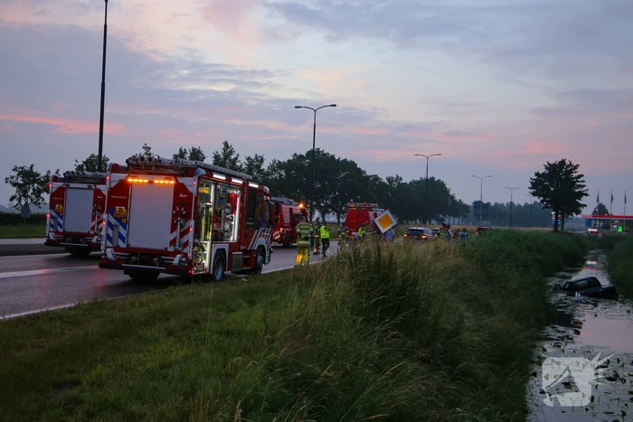 Persoon gered uit te water geraakte auto