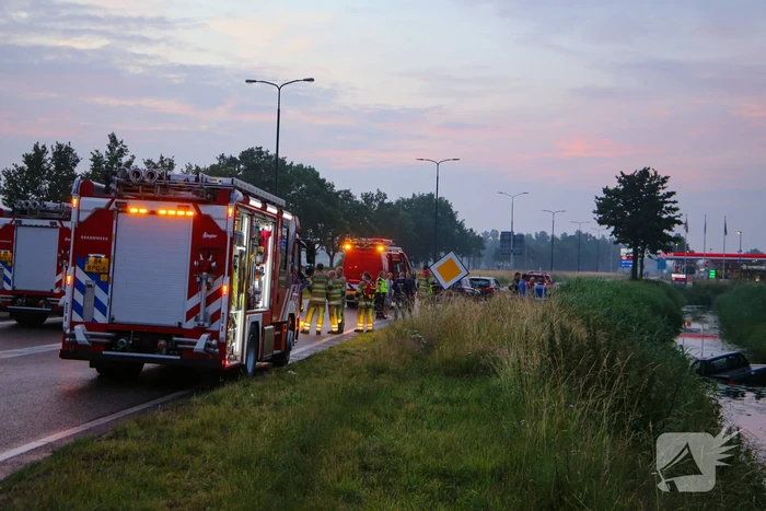Persoon gered uit te water geraakte auto