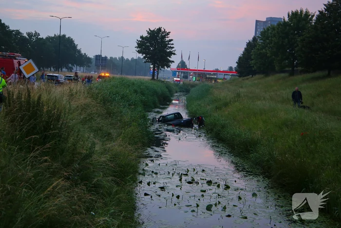Persoon gered uit te water geraakte auto