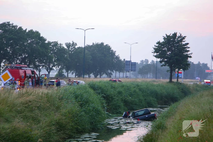 Persoon gered uit te water geraakte auto