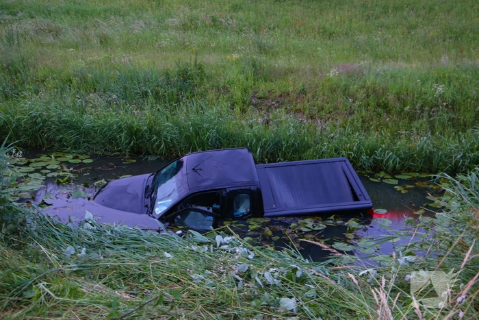 Persoon gered uit te water geraakte auto