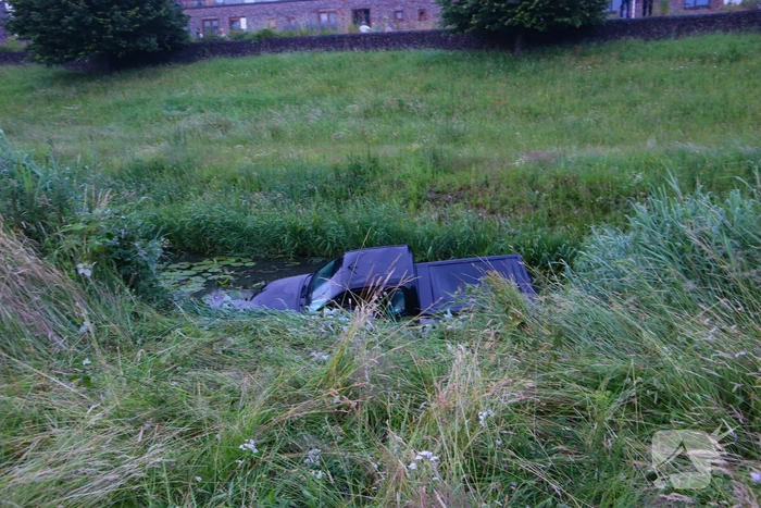 Persoon gered uit te water geraakte auto