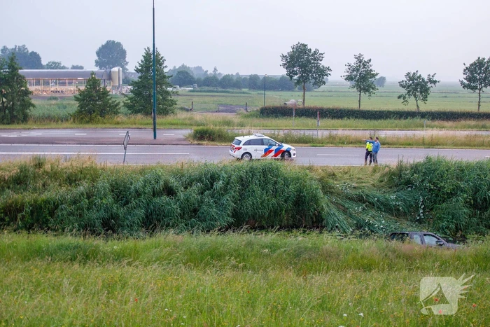 Persoon gered uit te water geraakte auto