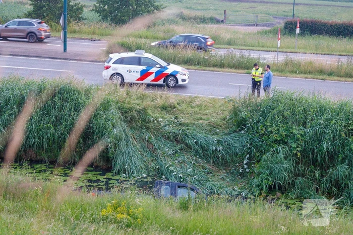 Persoon gered uit te water geraakte auto