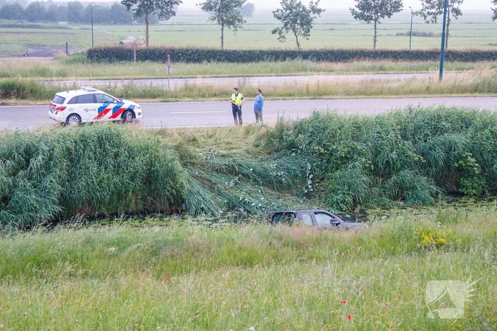 Persoon gered uit te water geraakte auto