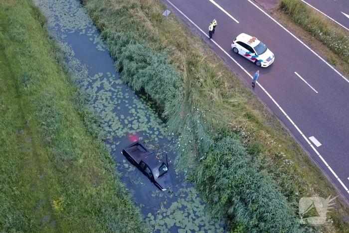 Persoon gered uit te water geraakte auto
