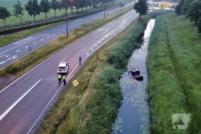 Persoon gered uit te water geraakte auto