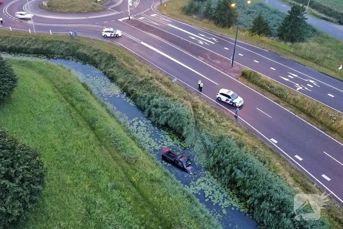 Persoon gered uit te water geraakte auto
