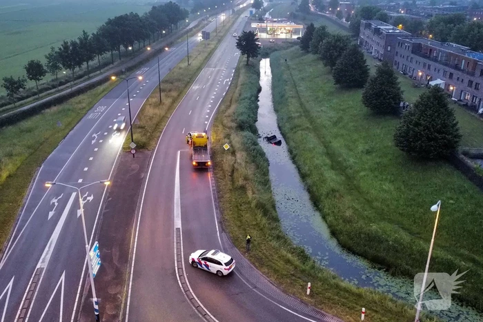 Persoon gered uit te water geraakte auto