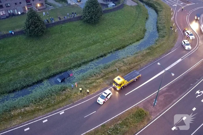 Persoon gered uit te water geraakte auto