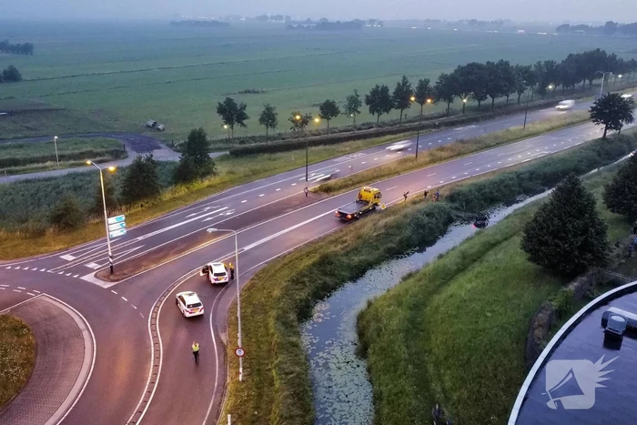 Persoon gered uit te water geraakte auto