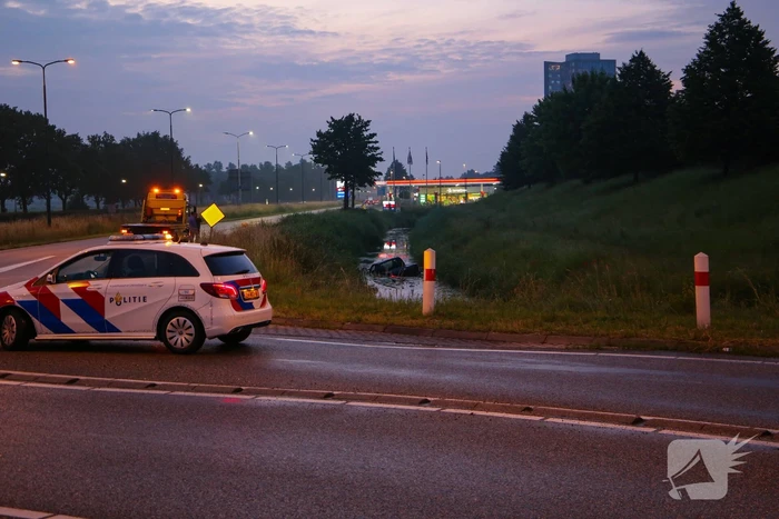 Persoon gered uit te water geraakte auto