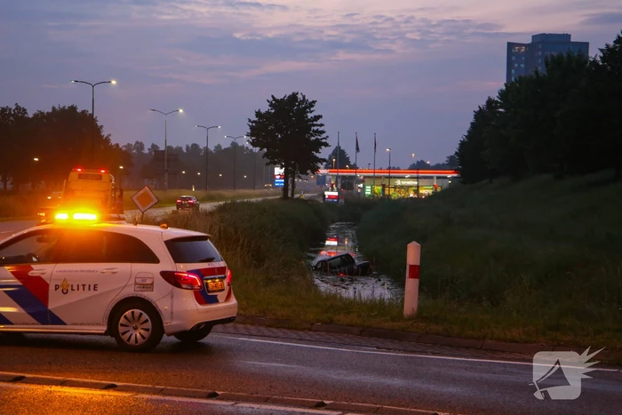 Persoon gered uit te water geraakte auto