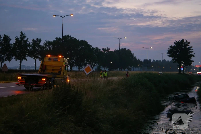Persoon gered uit te water geraakte auto
