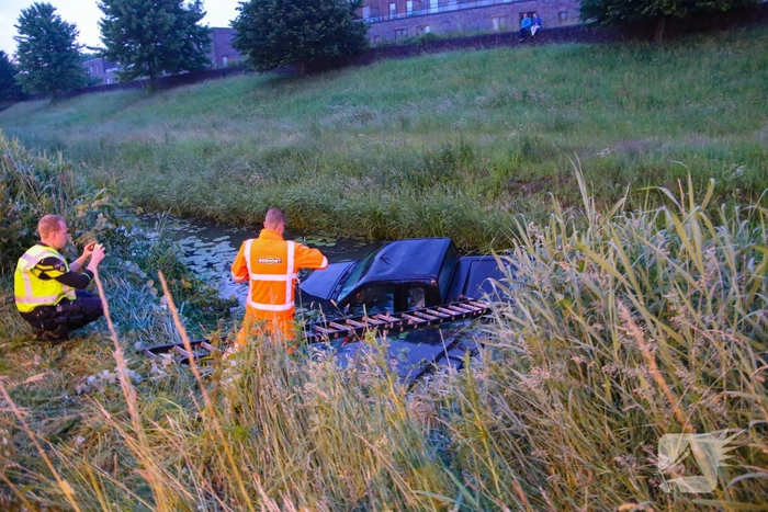 Persoon gered uit te water geraakte auto