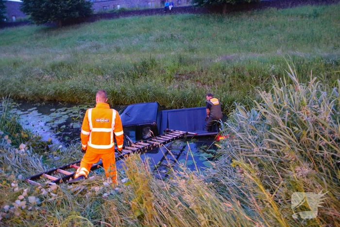 Persoon gered uit te water geraakte auto
